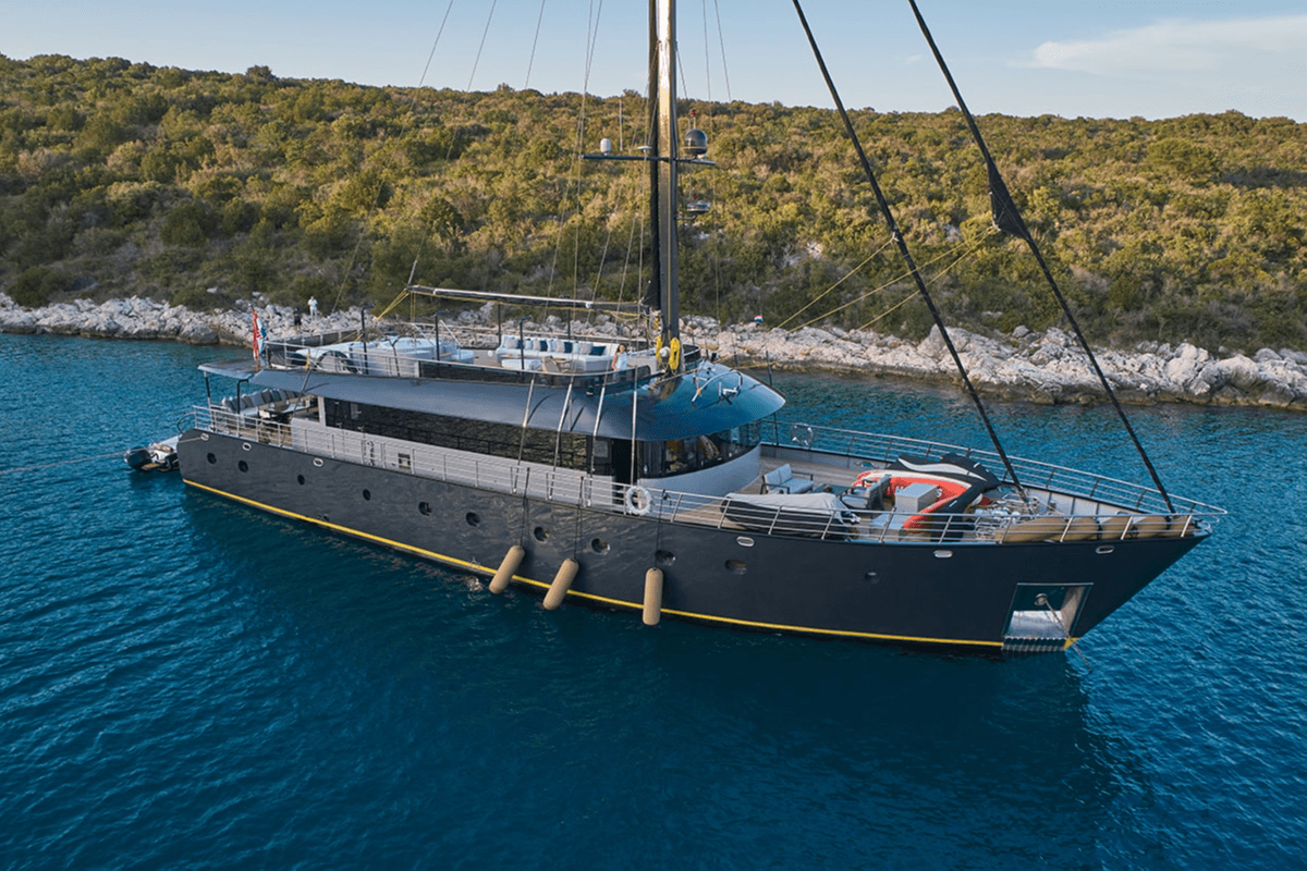 Rara Avis yacht