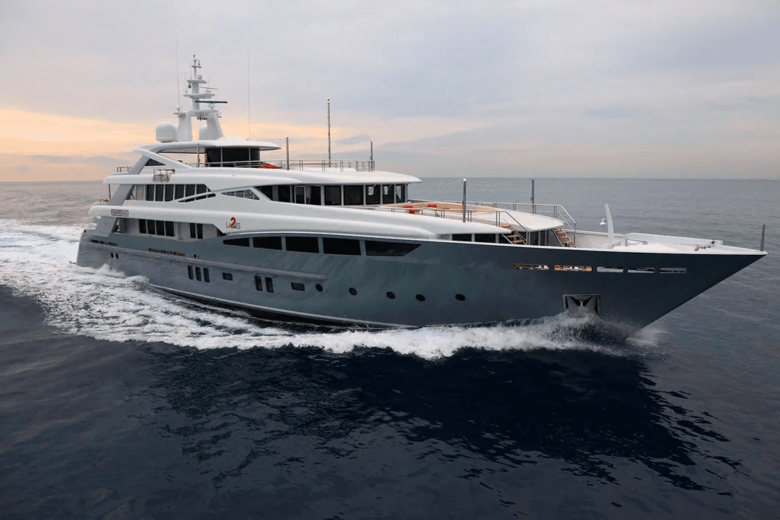 2 LADIES yacht