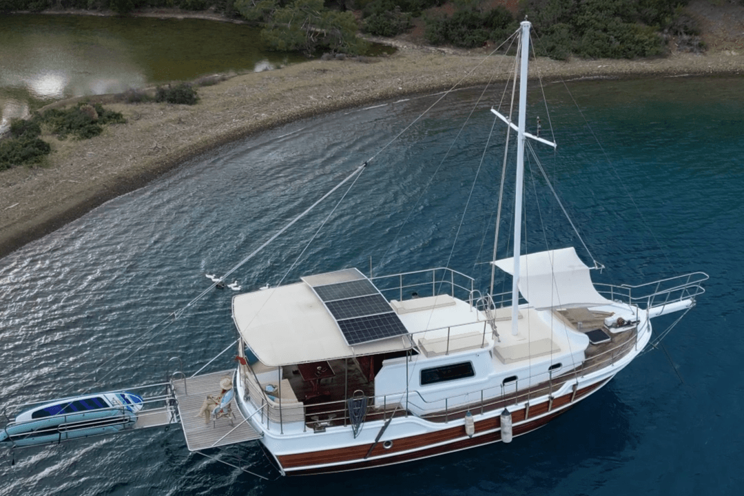 Della Luna yacht