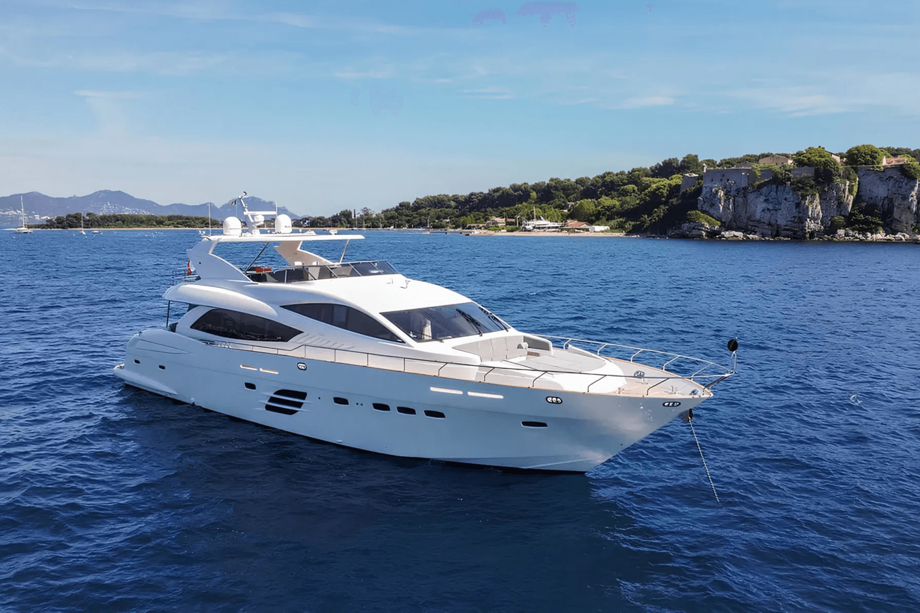 SKYRA yacht