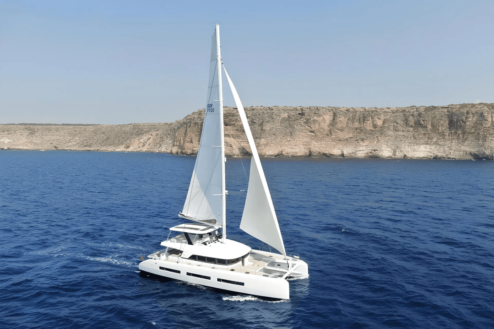 CAT TUA yacht