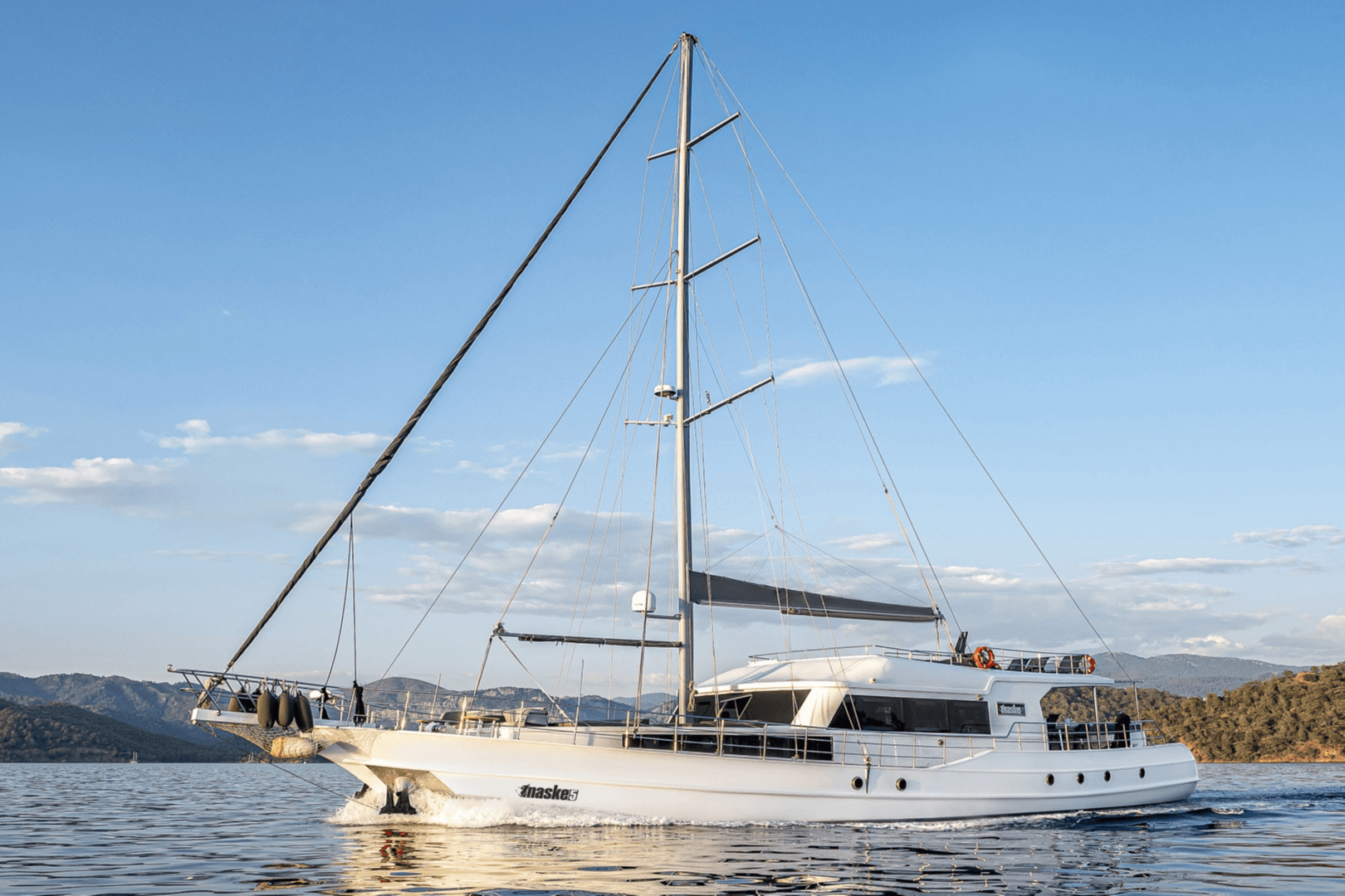 Maske 5 yacht