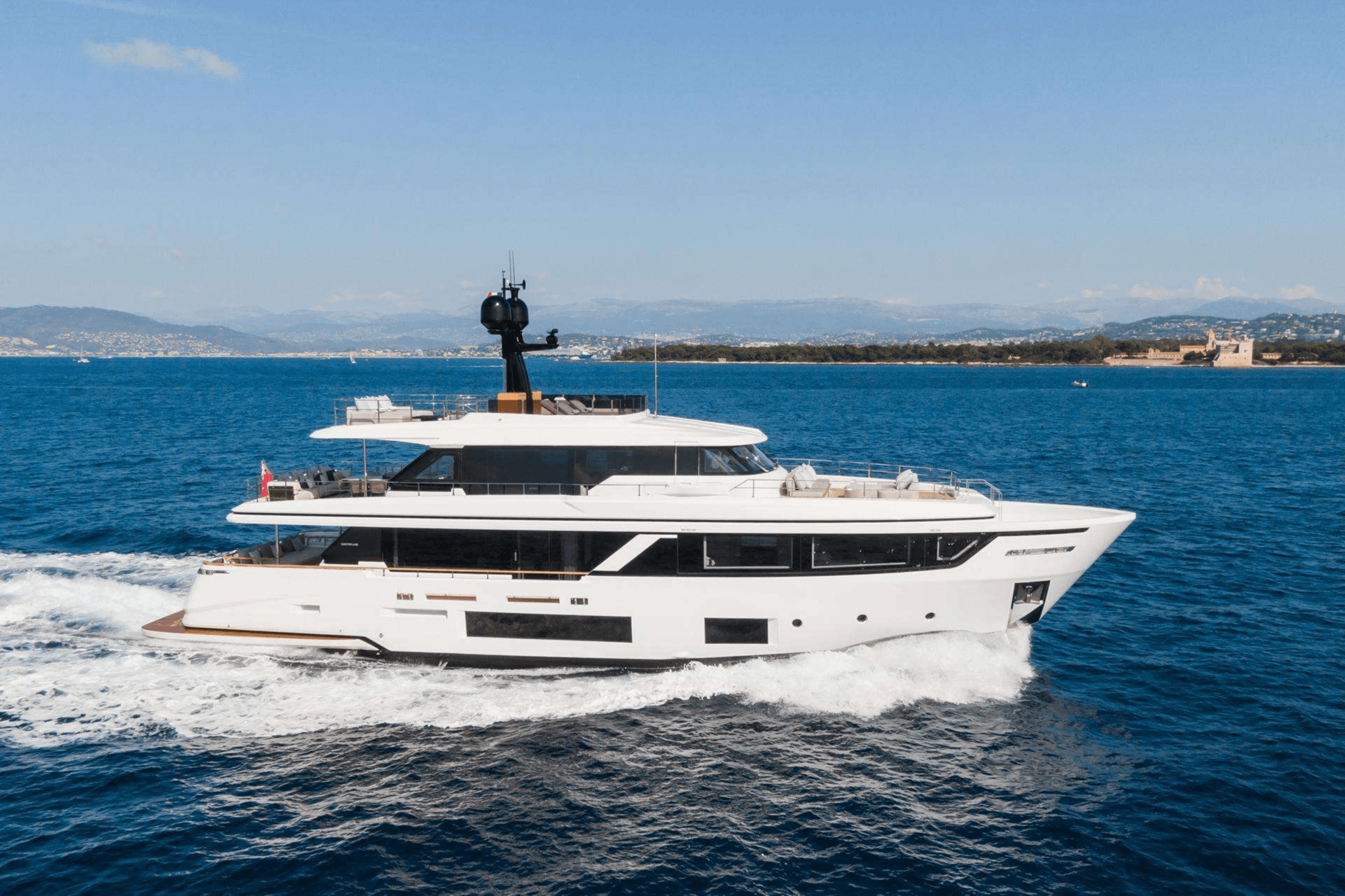 MRS L yacht