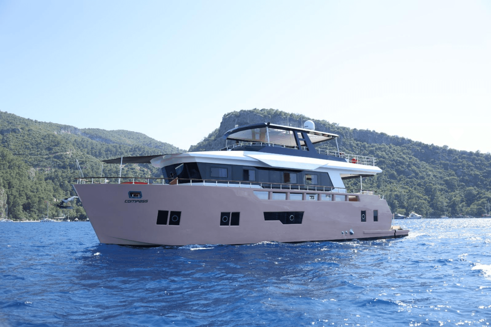 Compass yacht