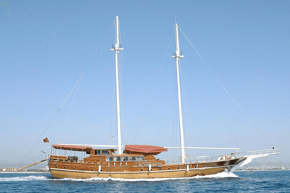 Reef Diving yacht