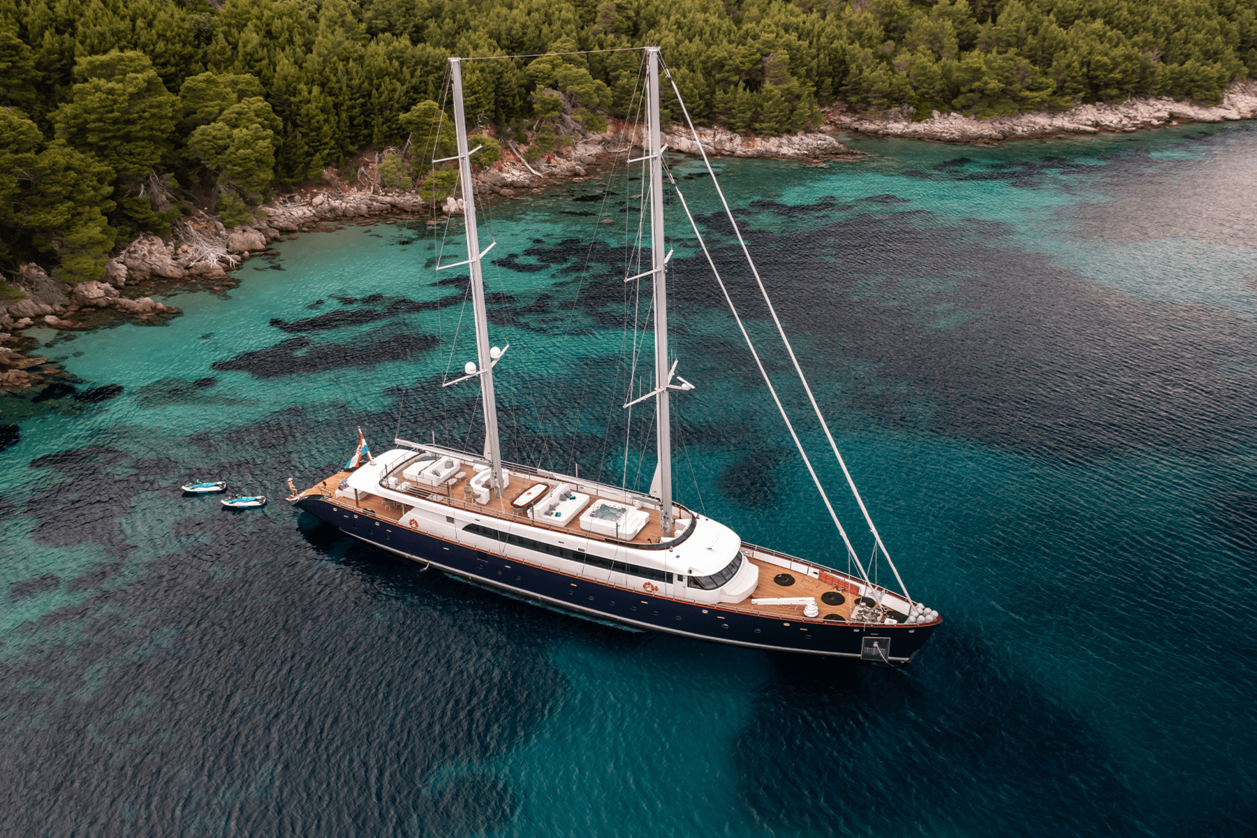 Nocturno yacht