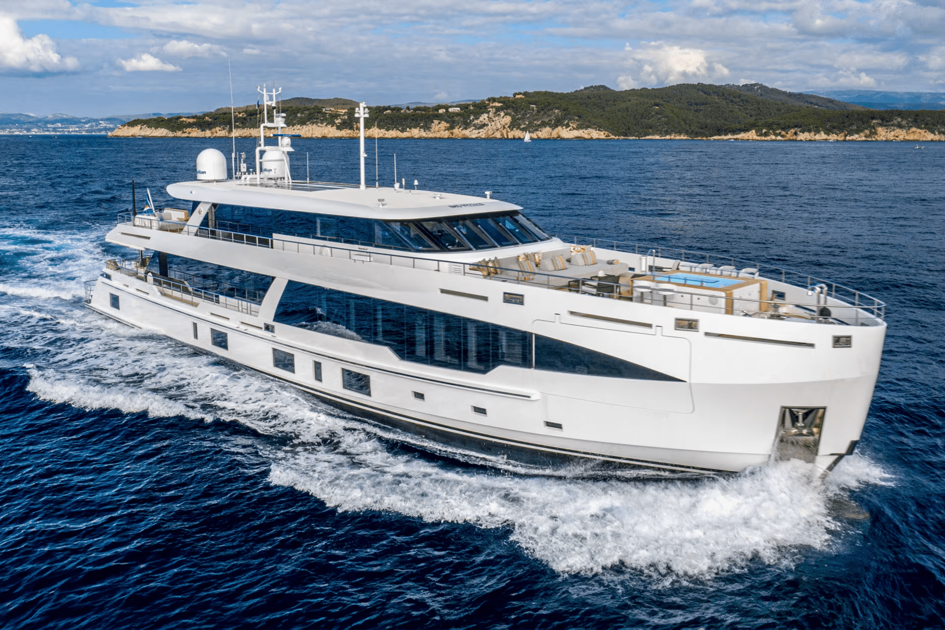 M55 yacht